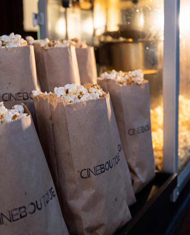 Bolsas de pochoclo de Cine Boutique junto a la máquina